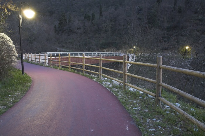 Tratto di pista ciclabile Zona 'Rio Buti'. Nello sfondo si nota il ponte mettalico sopra il torrente.