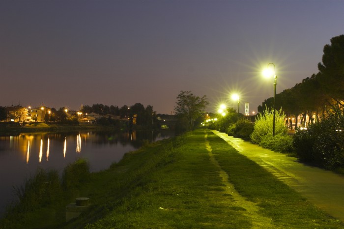 Tratto di pista ciclabile lungo il fiume Bisenzio. Zona Viale Galilei.