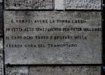 Targa apposta sulla tomba di Curzio Malaparte: "E vorrei essere sepolto sullo Spazzavento per poter sputare nella fredda gora della tramontana".