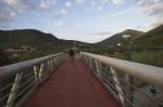 Tratto di pista ciclabile zona Santa Lucia. Particolare del ponte metallico che attraversa la strada sottostante.
