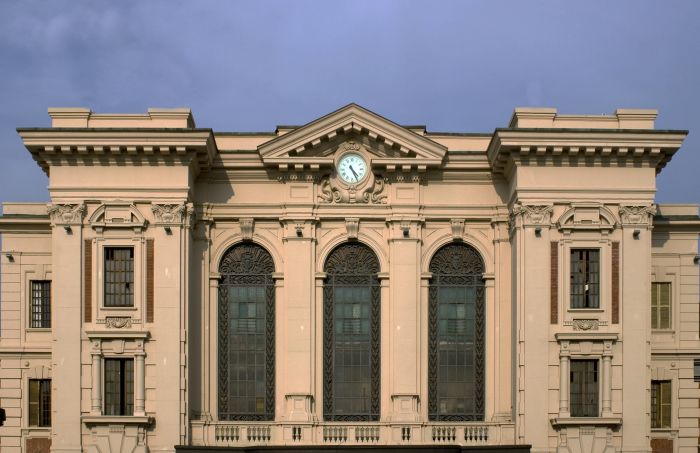 Facciata della stazione ferroviaria centrale di Prato