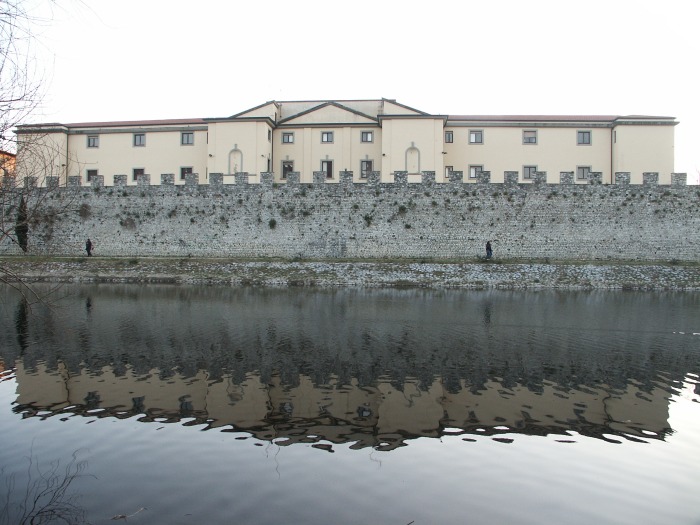Ripresa dell'edificio della casa del fascio dal fiume Bisenzio.