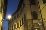Particolare in notturno del palazzo degli Alberti.