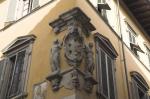 Lo stemma  appeso al palazzo comunale sull'angolo via Mazzoni piazza del Comune.