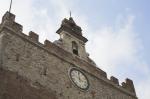 Particolare del campanile a vela e l'orologio sottostante del palazzo Pretorio.