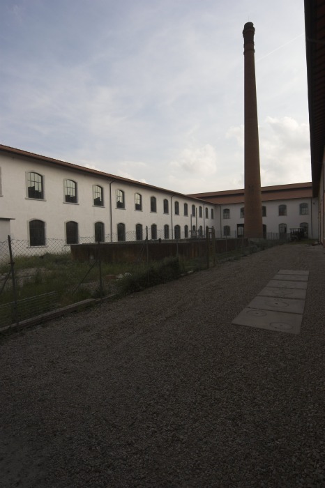 Interno della fabbrica Camolmi sullo sfondo la tipica ciminiera.