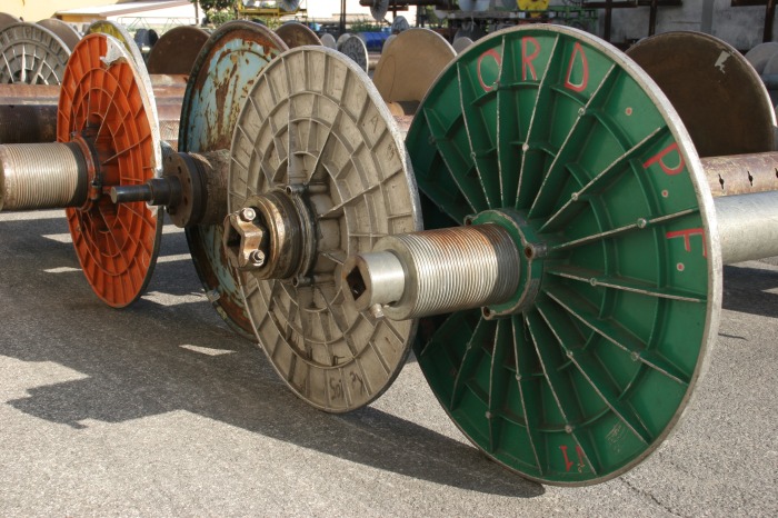 Primo piano di alcuni subbi per tessitura.