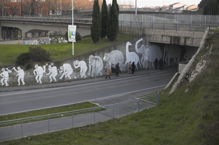 Sottopasso sotto la ferroria, si possono notare alcuni murales raffiguranti l'evoluzione dell'uomo.