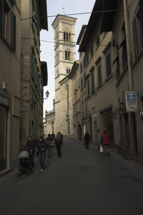 Via Garibaldi, nello sfondo si pu� notare il campanile del Duomo.