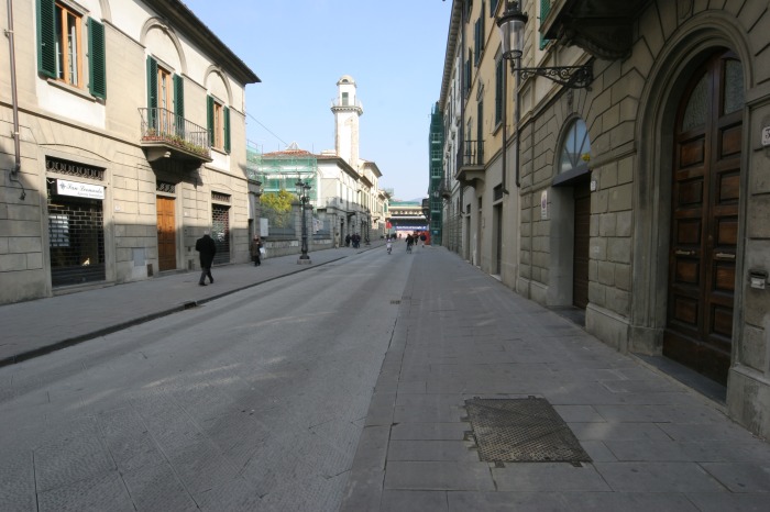 Via Magnolfi, nello sfondo la stazione di porta al Serraglio