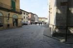 Particolare della pavimentazione di via Santo Stefano, nello sfondo piazza del Duomo.
