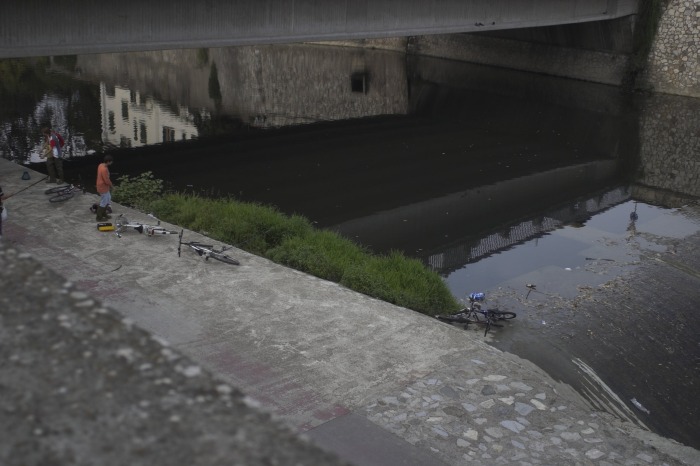 Ripresa del fiume Bisenzio presso la zona Via Martini si possono notare alcuni ragazzi in bicicletta.
