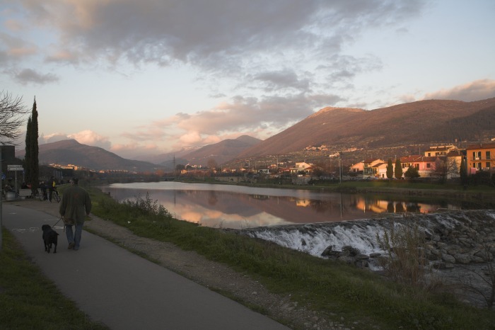 Ripresa al tramonto del fiume Bisenzio si pu� notare la cascatella e nello sfondo il quartiere del 'Cantiere'.