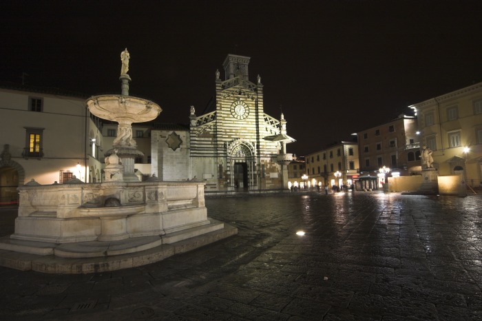 Ripresa notturna della fontana del Pescatorello, sullo sfondo la basilica.