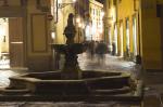 Ripresa notturna della fontana del Bacchino nello sfondo Via Mazzoni