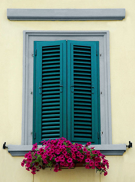 Immagine di una finestra chiusa addobbata con fiori