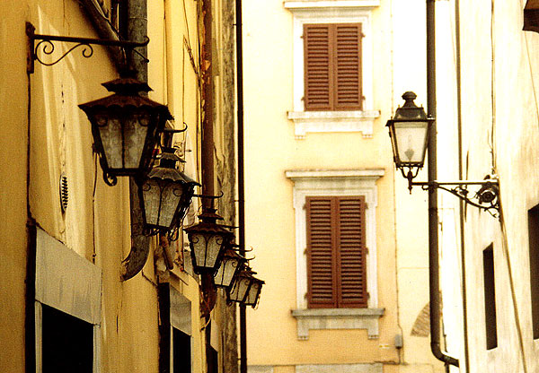 I lampioni di una via di Prato in stile 800'.