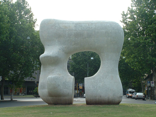 Foto dell'opera di Moore, Forma squadrata con taglio