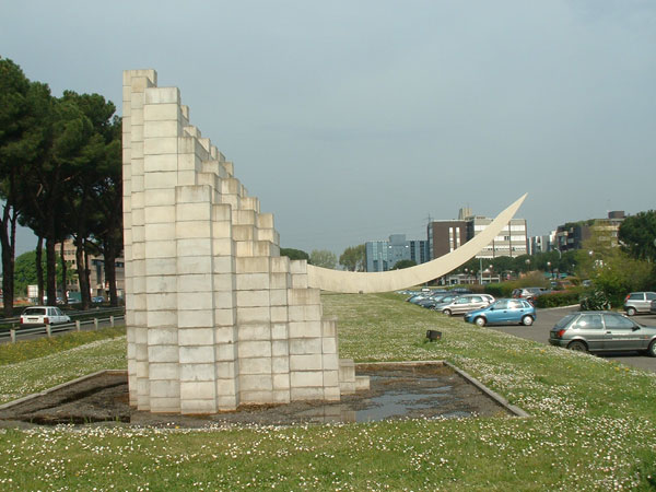 Foto dell'opera di Sol LeWit, Irregular Tower