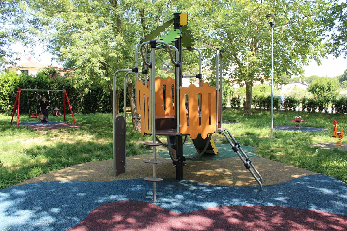 Area ludica del giardino di via Pastore con pavimentazione antitrauma decorata