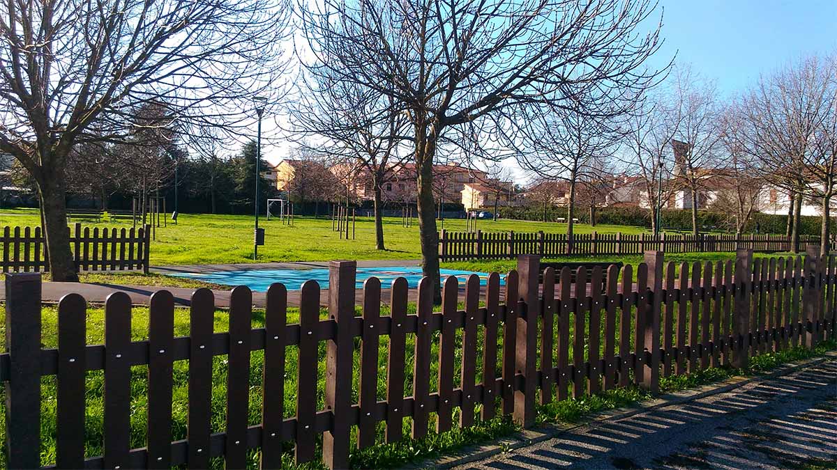 Giardino Pratocchio di via Tobbianese con pista ciclabile ed area gioco recintata