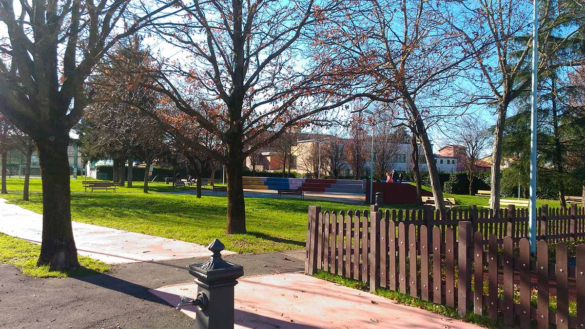 Giardino di Tobbiana di Via Vulcano con area verde e panchine attorno
