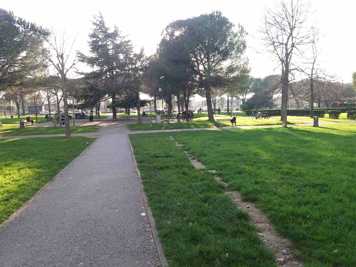 Piazzetta del giardino di via Colombo con percorsi interni asfaltati e panchine