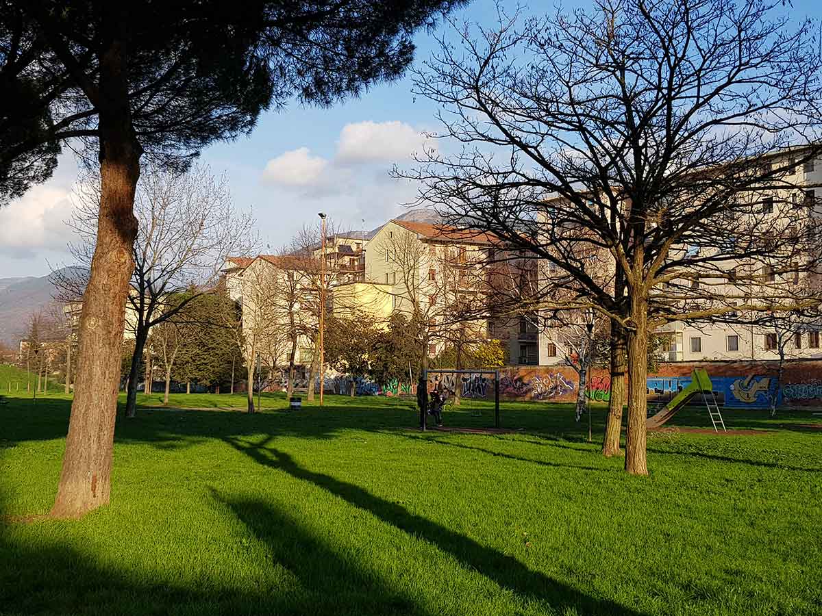 Giardino le Betullaie con panchine e area ludica apposita per bambini pavimentata contro il trauma da caduta