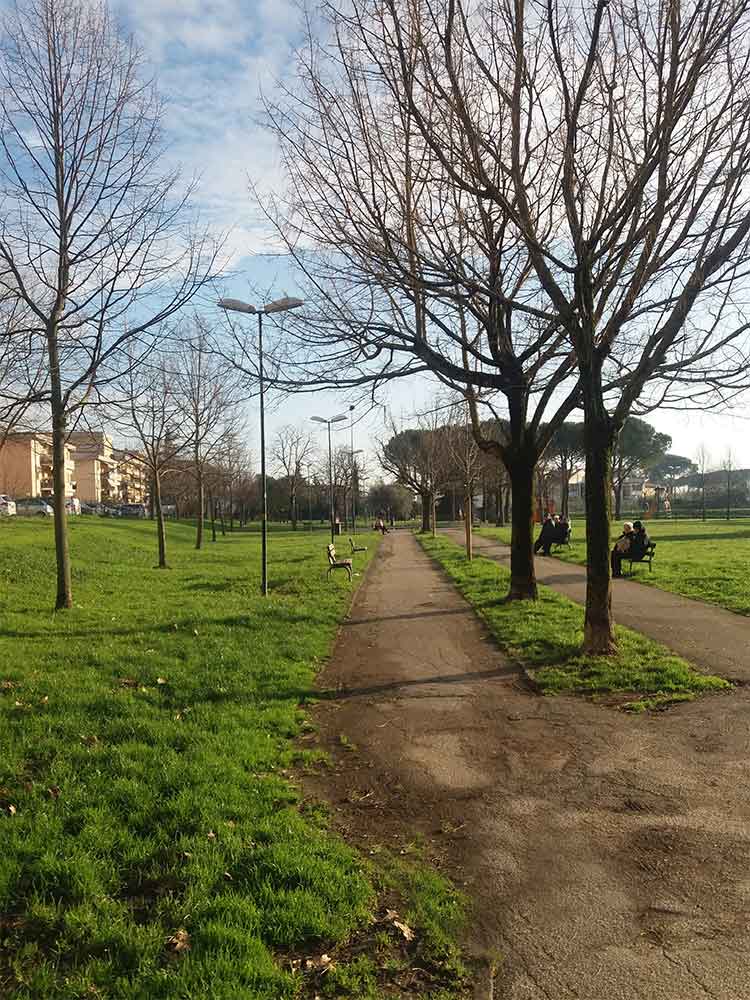 Giardino di Maliseti con percorso a gomito adiacente all'area gioco