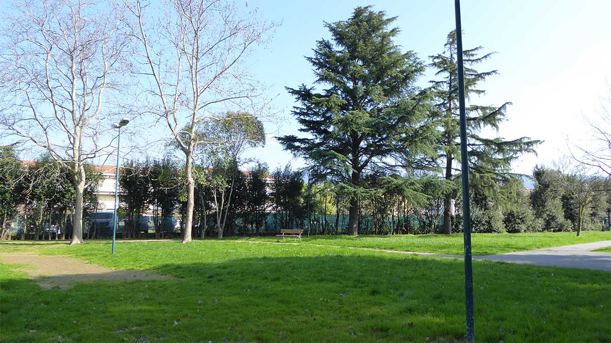 Area verde spaziosa del giardino Campaccio con sentiero asfaltato
