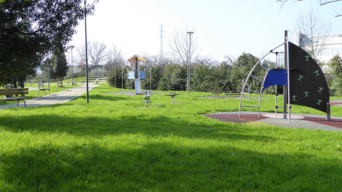 Giardino Il Teatro con area gioco provvista di pavimentazione a norma contro le cadute accidentali