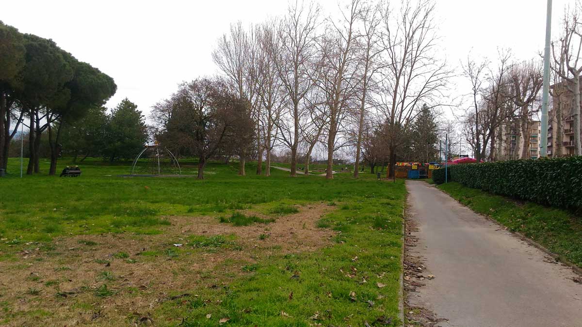 Giardino Montegrappa con percorso asfaltato adiacente all'area verde
