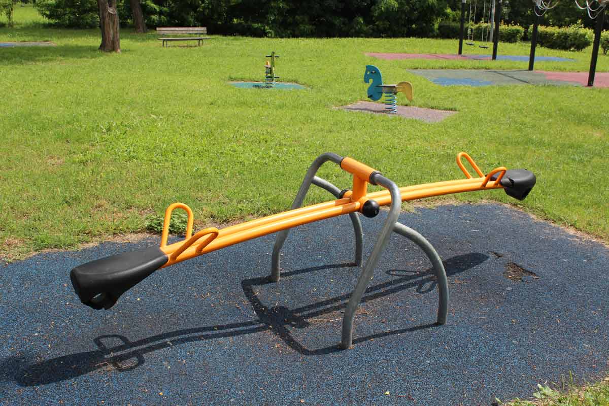 Giardino Turchia con area gioco fornita di pavimentazione antitrauma e panchine circostanti