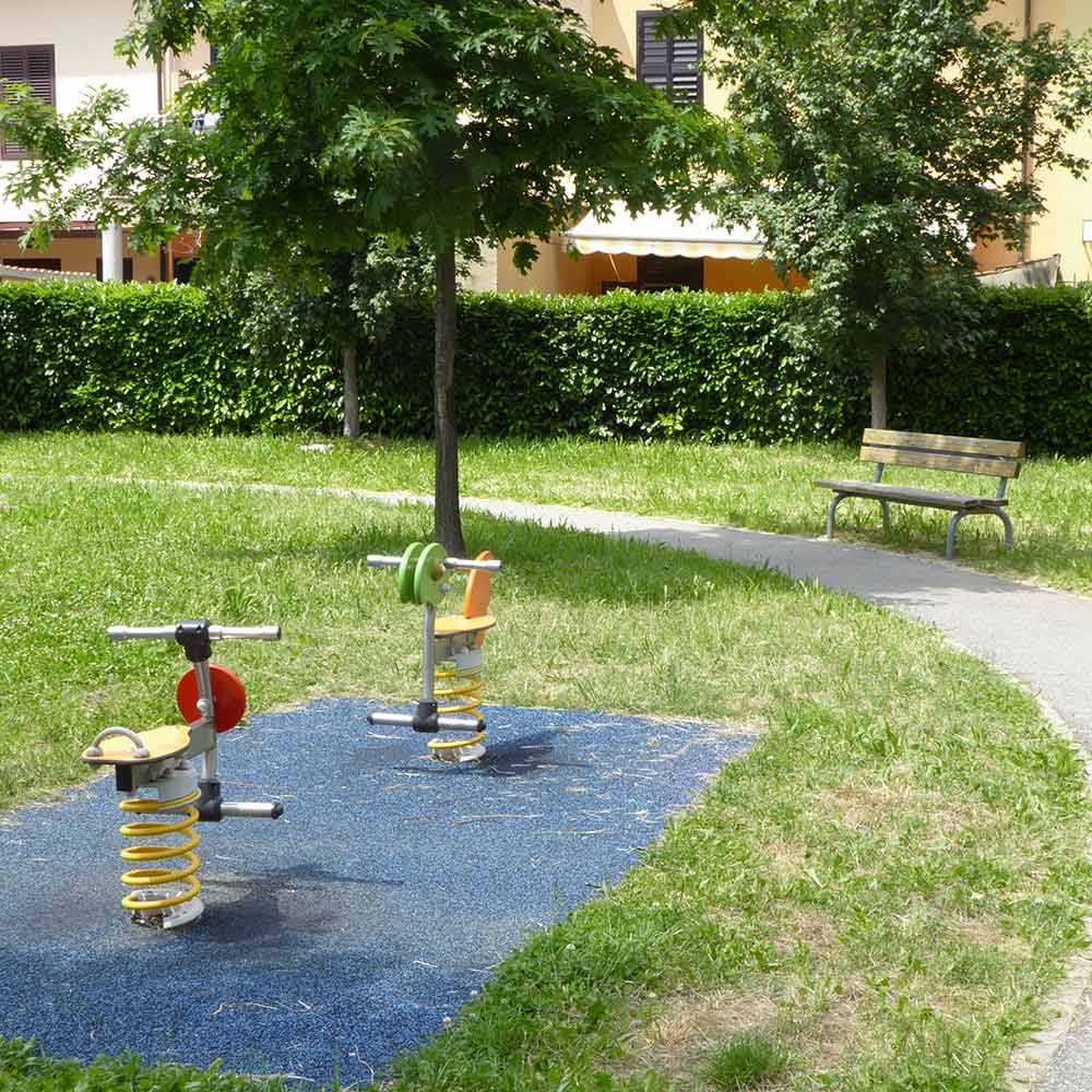 Giardino di via Giuliani con area ludica e percorso asfaltato adiacente
