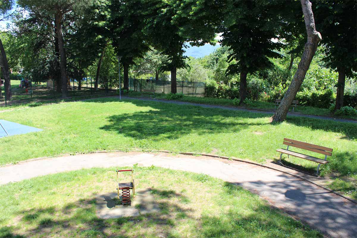 Vista in grandangolo del giardino di via Valori con area gioco e percorso
