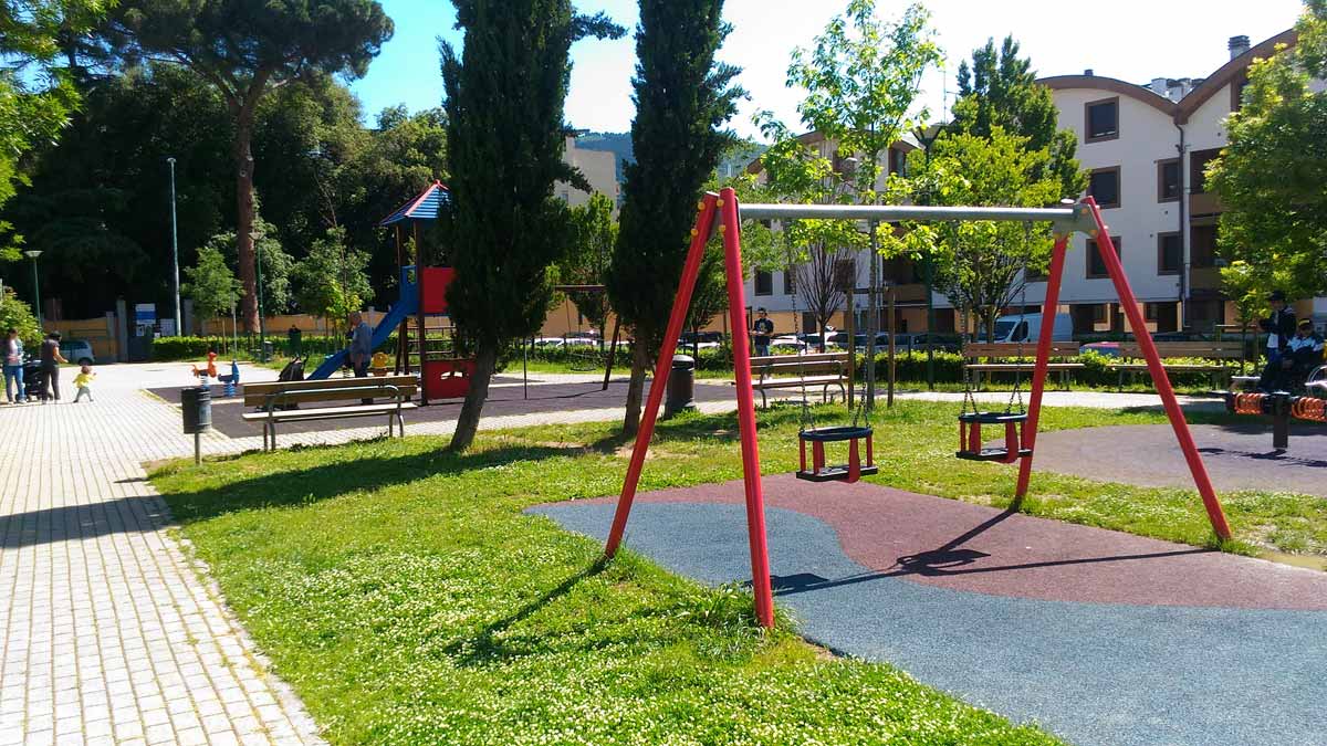 Area ludica del giardino Marchini con panchine provvista di pavimentazione a norma di sicurezza