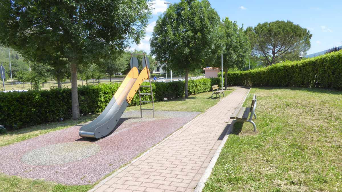 Giardino la Querce con area ludica a norma di sicurezza e panchine