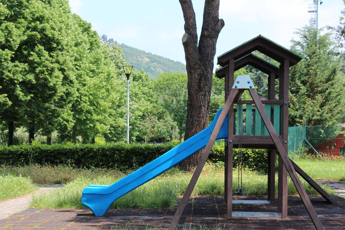 Giardino Pier Cironi con area gioco provvista di altalena, scivolo ed arrampicata; pavimentata contro il trauma da caduta