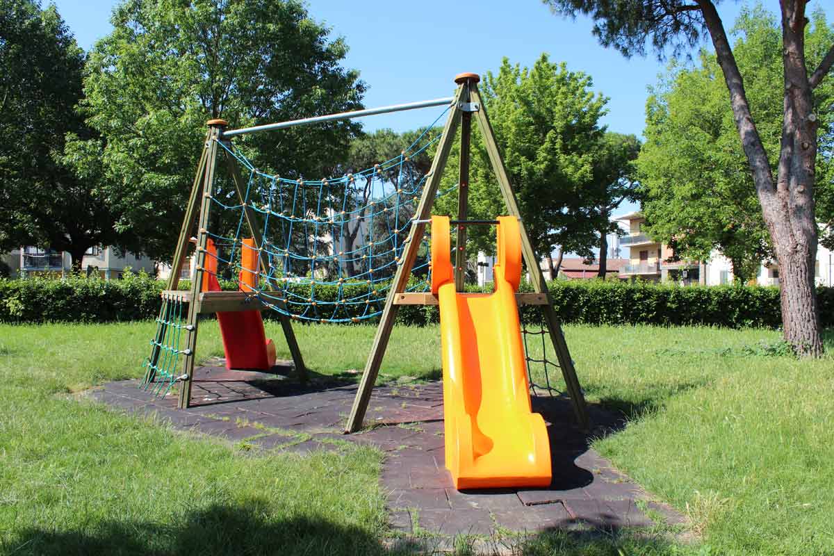 Gioco multiplo del giardino di San Giorgio con scivoli e arrampicata