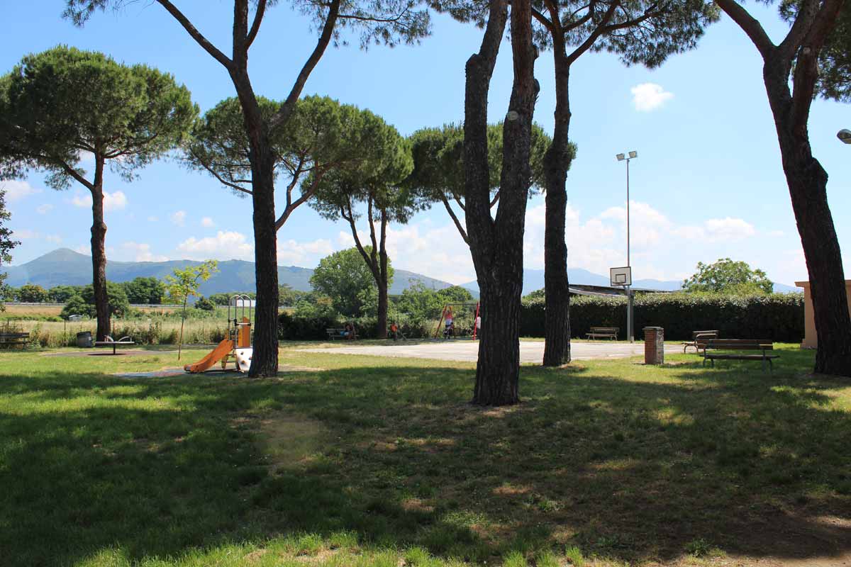 Vista completa del giardino di via Gianni con campo sportivo da Basket, area gioco e panchine