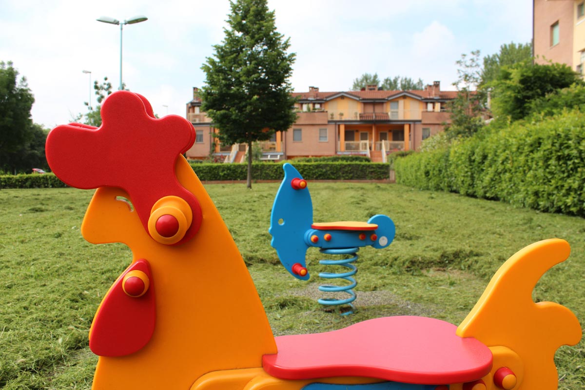 Area ludico motoria del giardino di via Beethoween con giochi a cavalluccio e pavimentazione antitrauma