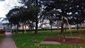 Area ludica sportiva del giardino di via Tirso con sentieri asfaltati e panchine