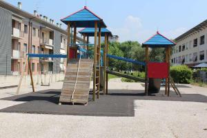Area ricreativa multigioco del giardino Mediterraneo su installazione pavimentare antitrauma