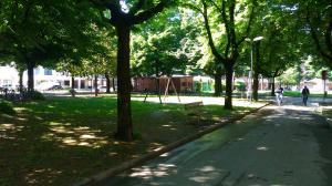 Zona ombreggiata del giardino Marx con altalena e panchine su area verde