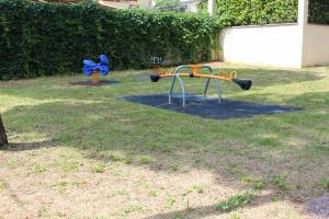 Area gioco del giardino le Macine con pavimentazioni apposite contro la caduta accidentale