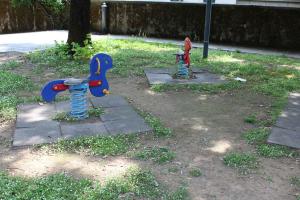 Area gioco del giardino Passerella avente pavimento apposito contro il trauma da caduta