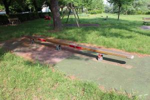 Giardino Viaccia con giochi standard pavimentati contro le cadute tra cui un'asse in sospensione per prove di equilibrio