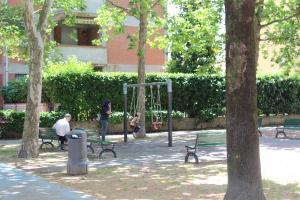 Area ludica del giardino San Paolo con altalene pavimentate a norma di sicurezza