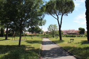 Giardino Bellandi con piazzetta asfaltata con panchine e area ludica limitrofa