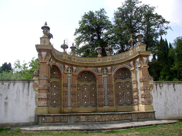 Foto frontale del Ninfeo di Villa Mulinaccio di Vaiano